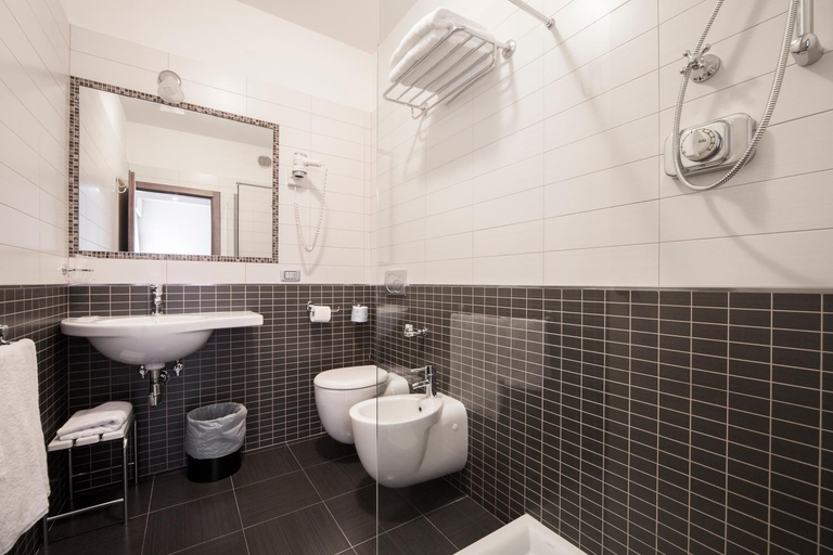 Bathroom 5, Hotel Alan, Bologna