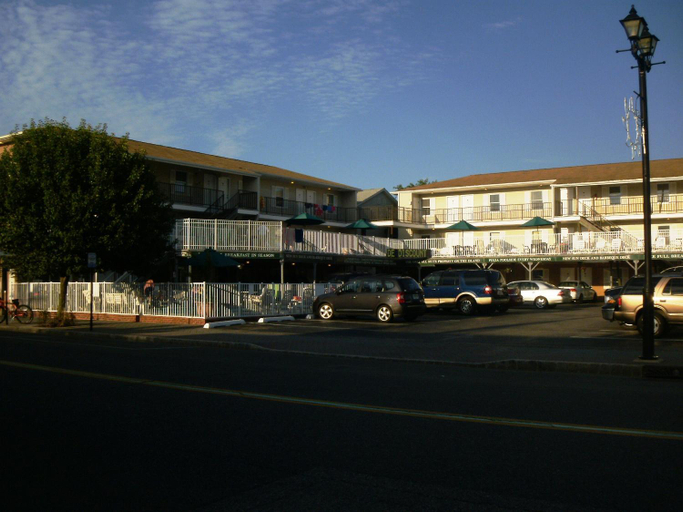 Others 5, Sunrise Motel, Ocean