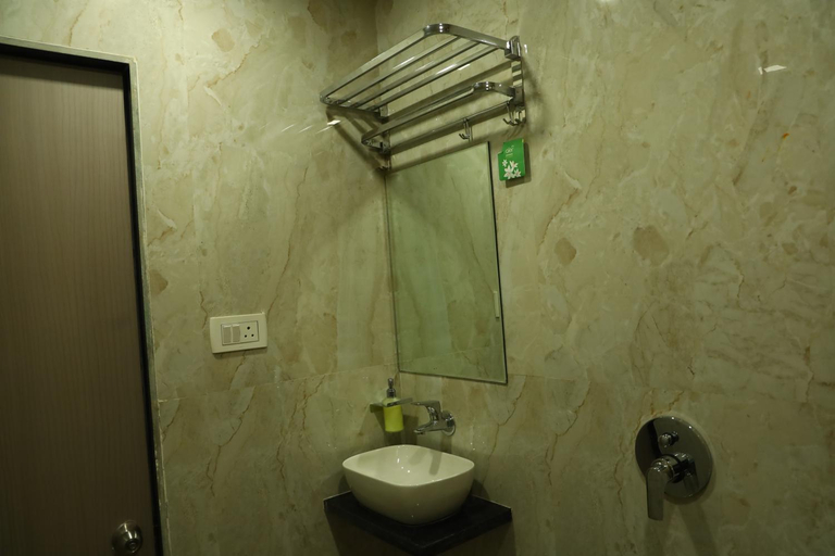Bathroom 3, Hotel River Park, Thane