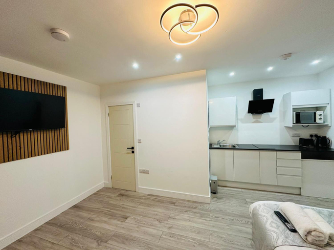 Others 3, Heathrow Lodge, London