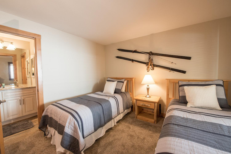 Bedroom 2, Vintage Ski Lodge Styled Plaza Condo Apts, Gunnison