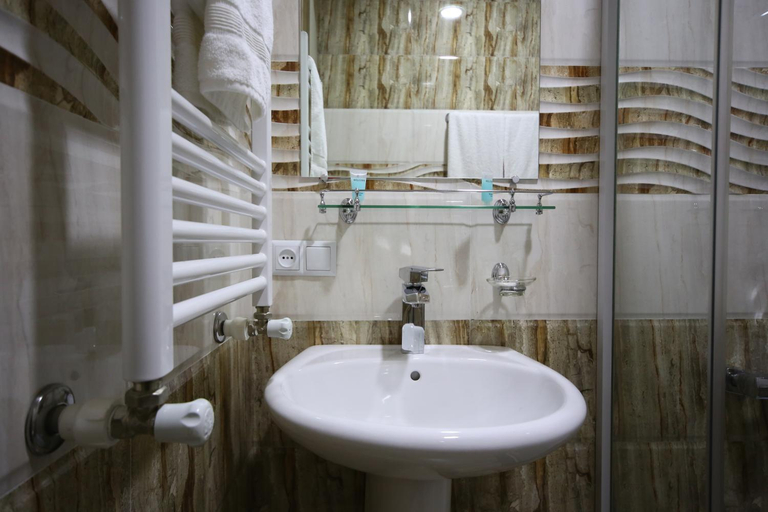 Bathroom 2, Discovery Hotel, Tskaltubo