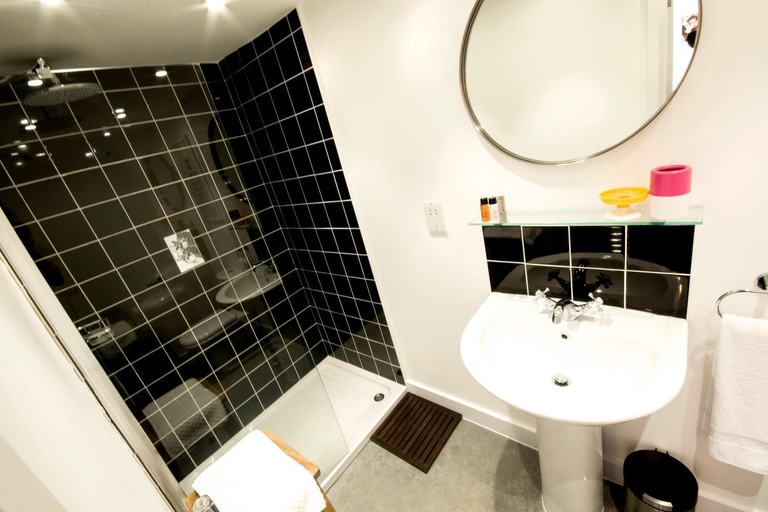 Bathroom 3, Dog and Whistle Pub, Hertfordshire