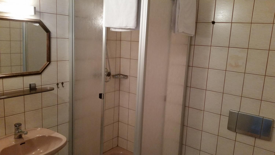 Bathroom 3, Hotel Dorfschenke, Pirmasens