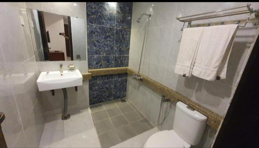 Bathroom 5, Hotel Intellectual Inn, Islamabad