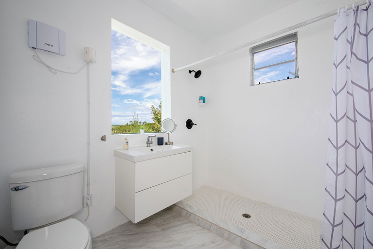Bathroom 3, Beachfront Beauty: Luxury Estate With Infinity Pool And Spa