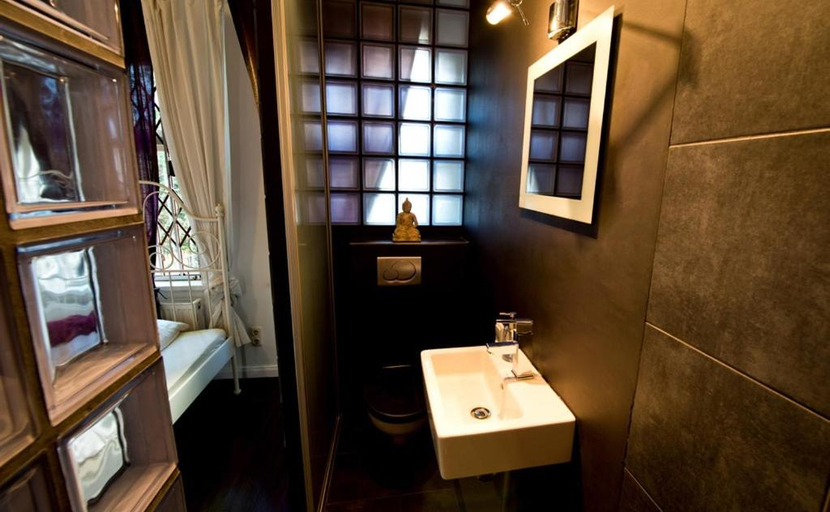 Bathroom 3, St Pauli Lodge, Hamburg