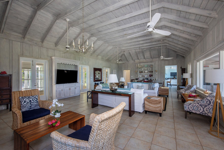 Food & Drinks, Waterfront Wonder: Cottage With Stunning Views
