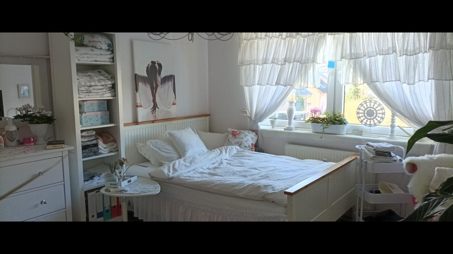 Bedroom 2, Romantischer Traum, Zimmer mit TV inkl Netflix super late check in moglich, Bielefeld
