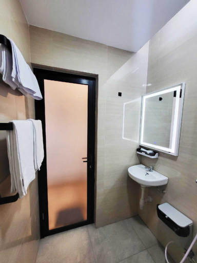 Bathroom 13