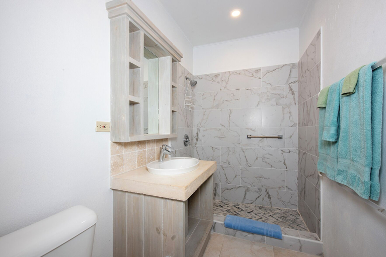 Bathroom 3, Oceanfront Elegance: Lovely Home With Views
