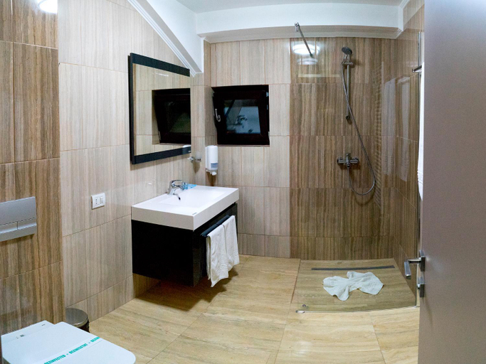 Bathroom 2, Marigab, Turceni