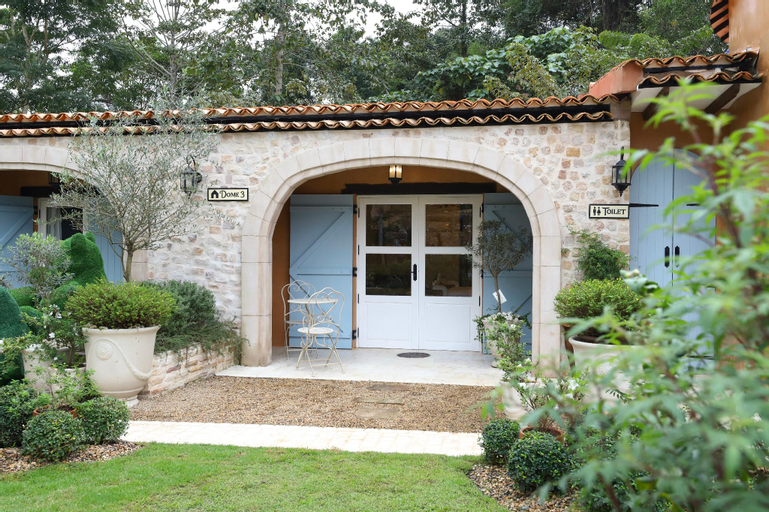Exterior 8