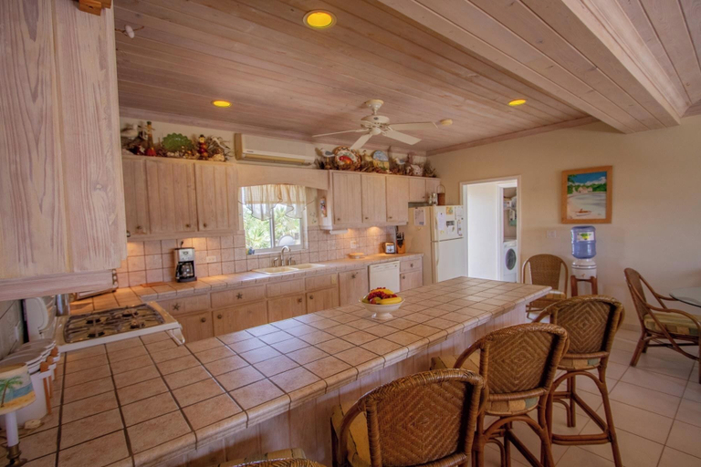 Food & Drinks, Flipper'S Haven: Tropical Retreat