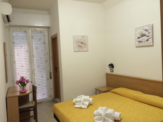Bedroom 3, Hotel Euromar, Rimini