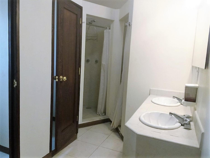 Bathroom 2, Hostal de Las Americas, Del Centro