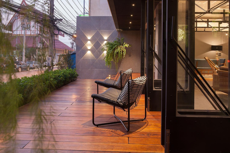 Exterior & Views 16