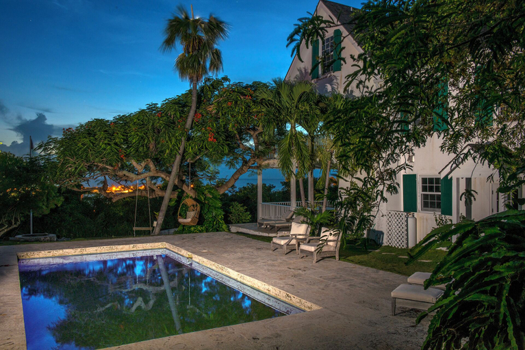 Sport & Beauty 3, Pink Sands Paradise: Luxury Estate With Pool