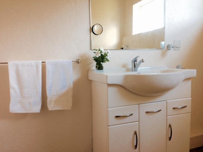 Bathroom 3, White House Apartments, Rorotonga