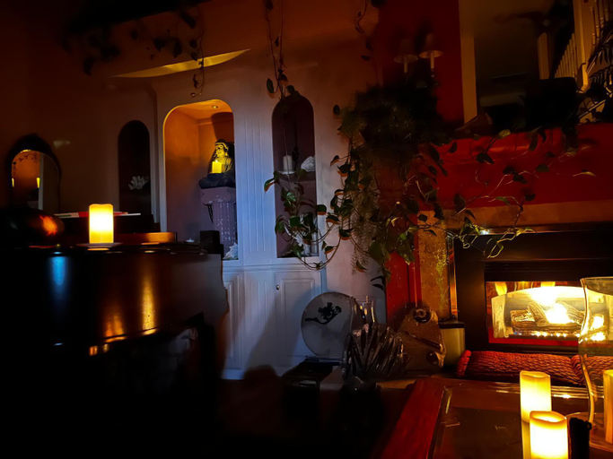 Others 3, Mermaid's Muse Bed and Breakfast, Curry