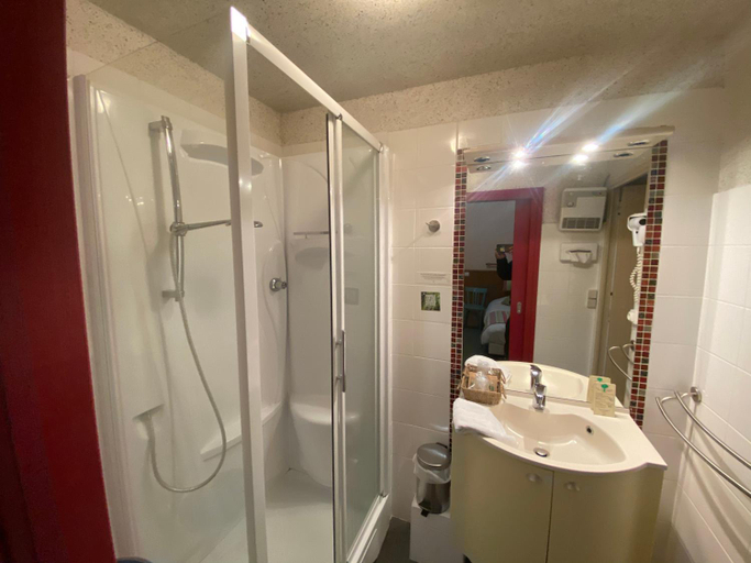 Bathroom 3, Logis Hotel restaurant Bel Horizon, Cantal