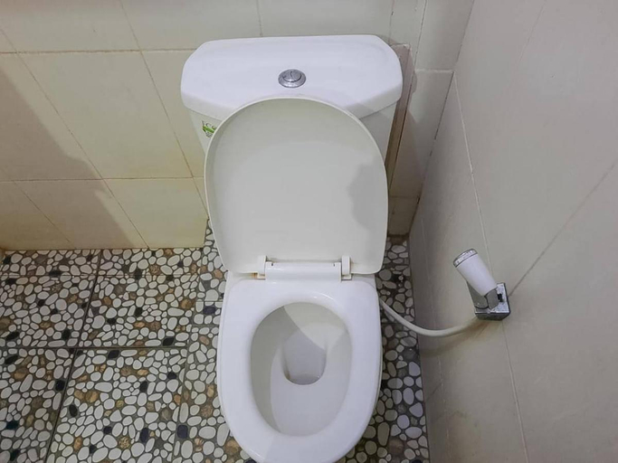 Bathroom 4, Hotel Puri Yasmin Potowanua Lasusua Mitra RedDoorz, Kolaka Utara
