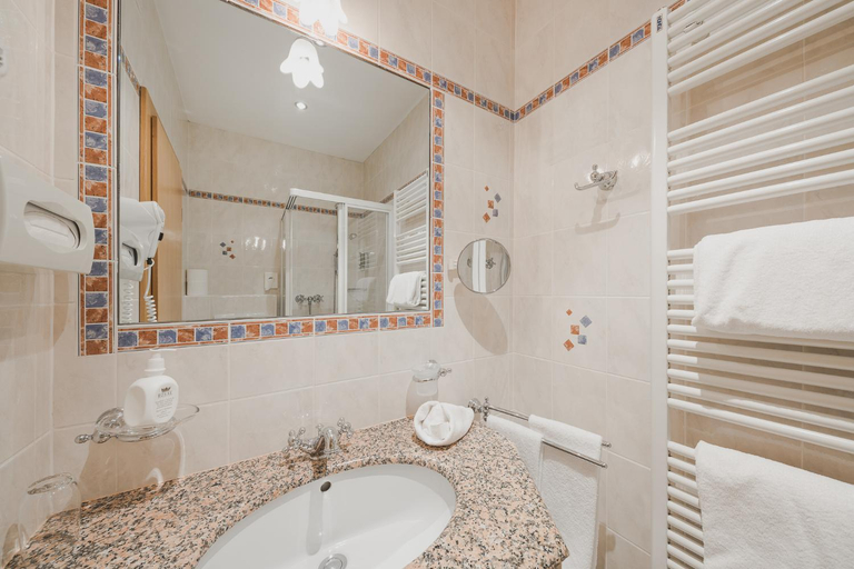 Bathroom 4, Hotel Sonklarhof, Bolzano