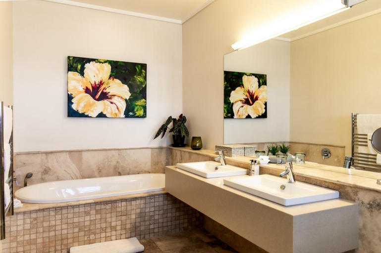 Bathroom 5, Selkirkhouse, Overberg