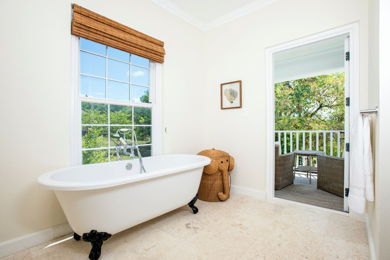 Bathroom 3, Hilltop Haven: Luxurious Historic Estate With Harbor Views