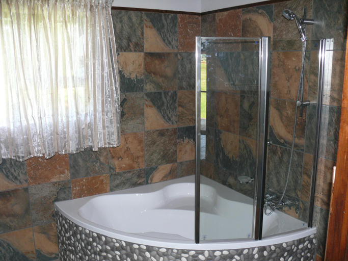 Bathroom 2, Votadini Country Cottages, West Rand