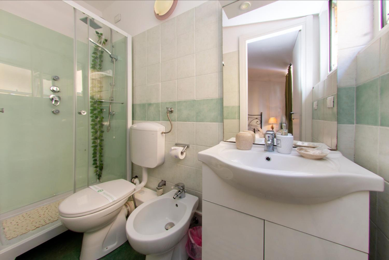 Bathroom 3, Il Ponentino, Savona