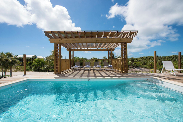 Sport & Beauty 2, Tropical Haven: Luxurious Home Steps From Beach