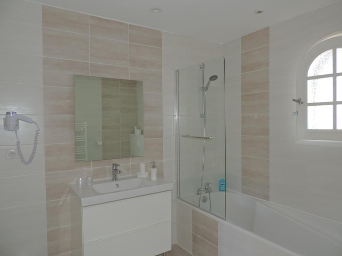 Bathroom 2, Chambres d'hotes Villa Surcouf, Gironde