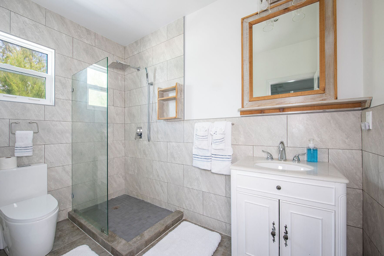 Bathroom 3, Secluded Luxury: New Beachfront Home With Pool