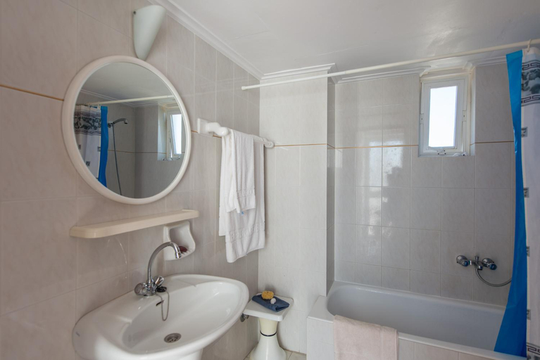 Bathroom 3, Rouladina Apt 5 in Stalos, Crete