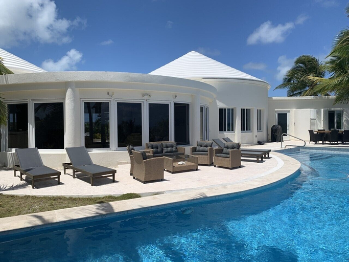 Sport & Beauty 3, Exquisite Retreat: Contemporary Estate On Pink Sand Beach