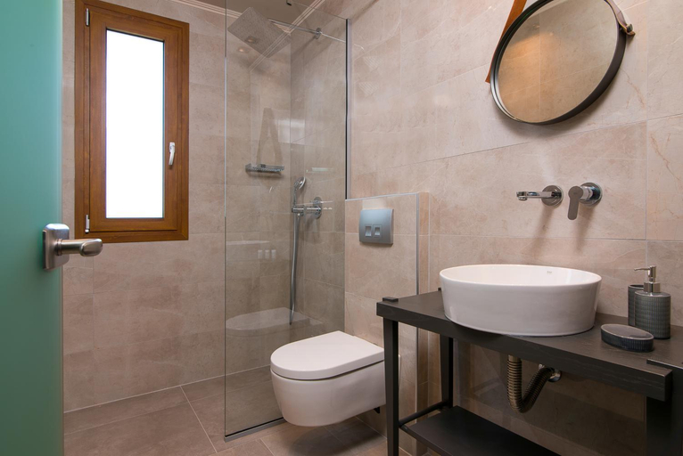 Bathroom 3, On The Rocks, East Macedonia and Thrace