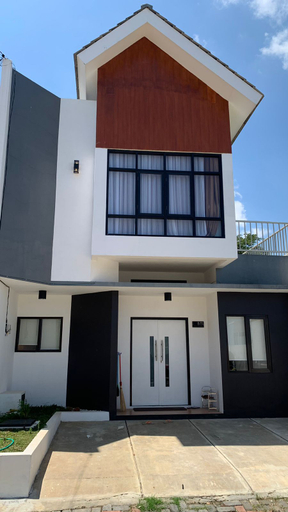 Exterior & Views 1, Villa Pandhawa Gangsar, Malang