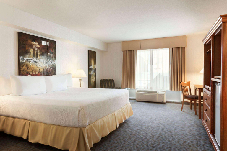 Bedroom 3, Days Inn Suites by Wyndham By the Falls, Niagara