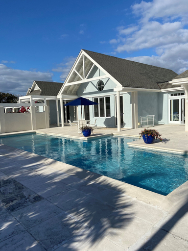 Sport & Beauty 2, Coastal Charm: Newly Renovated Historic Cottage On The Beach