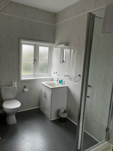Bathroom 3, The Admiral Cunningham Hotel, Bracknell Forest