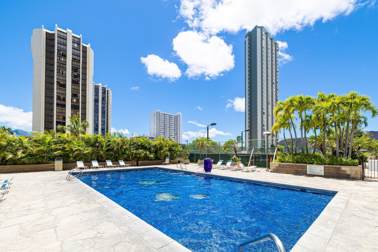 Sport & Beauty, Waikiki Sunset Close to Beach with Parking, Honolulu