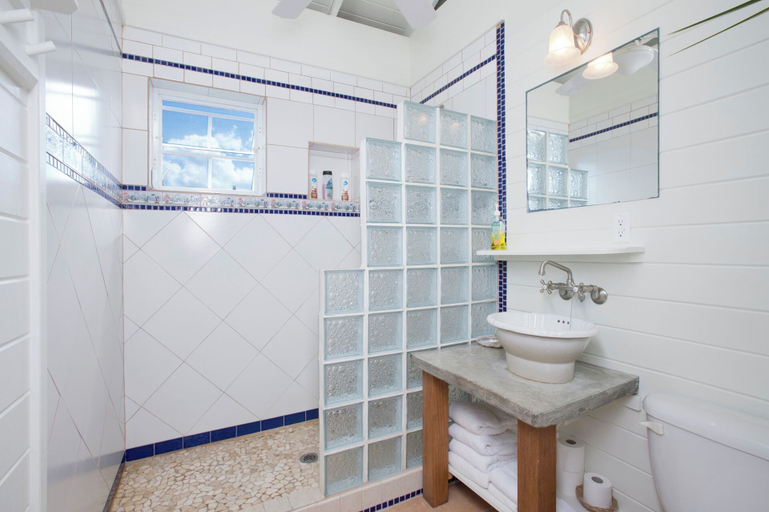 Bathroom 3, Cayo Loco Getaway: Private Beachfront Haven