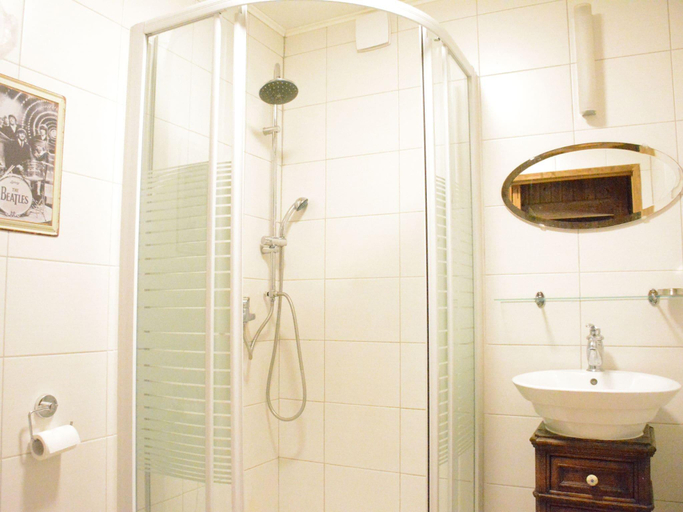 Bathroom 3, Holiday home in Viroinval with sauna, Namur