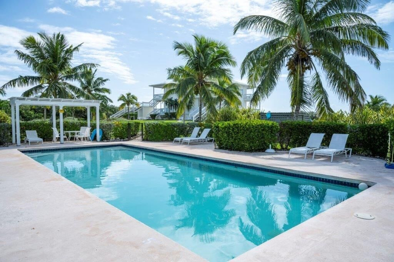 Sport & Beauty 3, Island Getaway: Charming Cottage Steps From The Beach