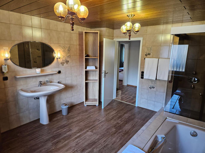 Bathroom 5, Schwarzwaldhotel Sonne, Baden-Baden