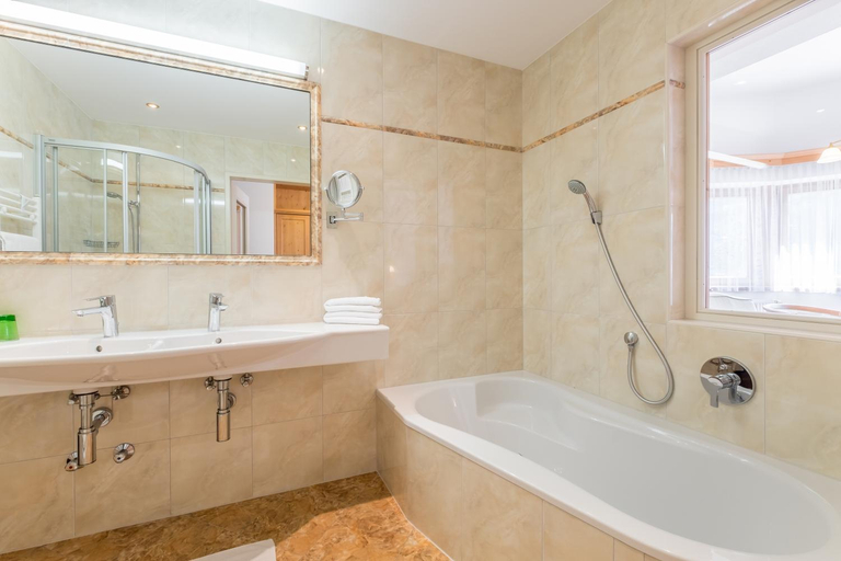 Bathroom 5, Hotel Riedl im Zillertal, Schwaz