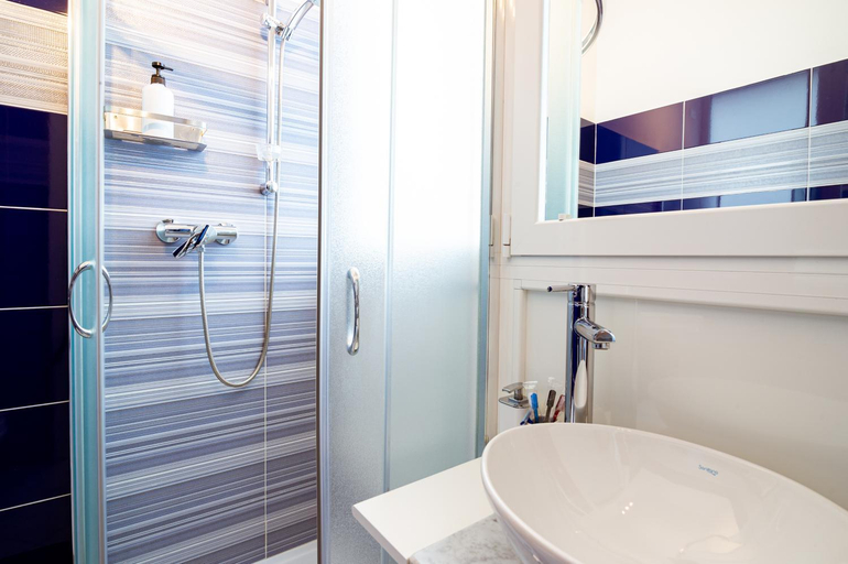 Bedroom 4, "6 in centro" guest house, Imperia