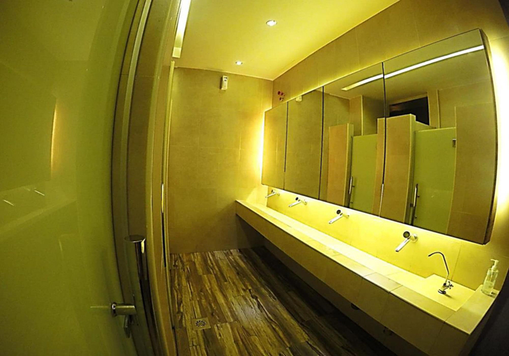 Bathroom 4, HereHotel Dormitory, Johor Bahru