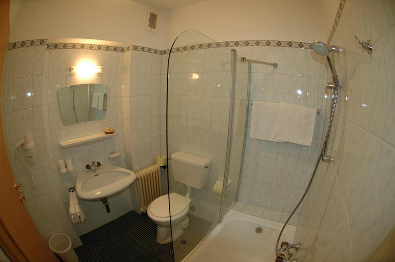 Bathroom 3, Hotel Garni Jennewein, Schwaz